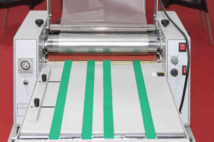 maszyna do laminowania termicznego w drukarni